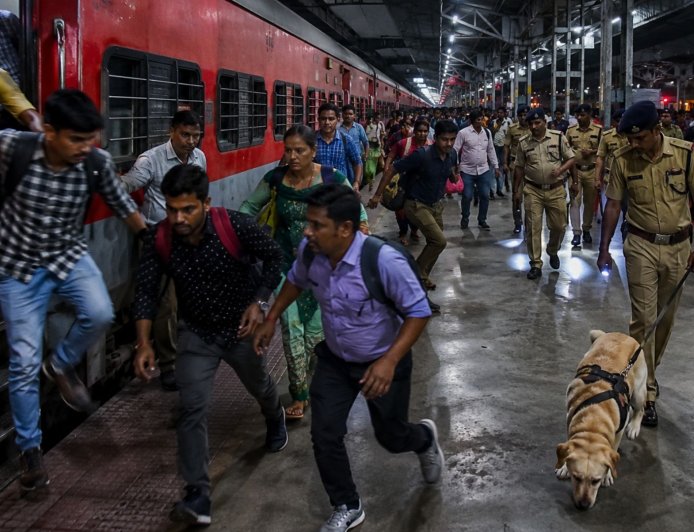 सीट नहीं मिली तो फैला दी बम की अफवाह, ट्रेन रुकते ही यात्री जान बचाकर भागे, लखनऊ में आधे घंटे तक रुकी रही ट्रेन