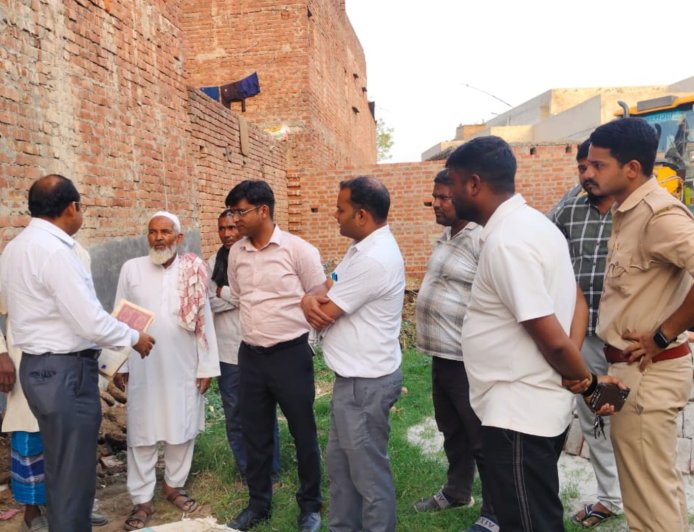 स्कूल के पास ग्राम समाज की जमीन पर अवैध कब्जा, प्रशासन ने चलाया बुलडोजर, कासगंज में जांच के बाद 6 बिस्वा भूमि कराई मुक्त