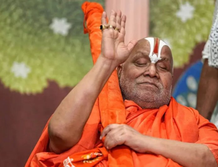 'हिंदू बच्चे हनुमान चालीसा भी नहीं जानते' अलीगढ़ में बोले रामभद्राचार्य, 6 महीने 23 दिन के एकांतवास का भी किया ऐलान
