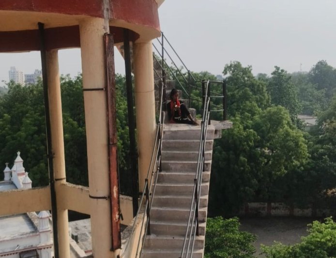 प्रेमी से शादी की जिद में पानी की टंकी पर चढ़ी युवती, कोर्ट परिसर में एक घंटे तक चला हाई-वोल्टेज ड्रामा, प्रतापगढ़ में रेप के आरोपी से की शादी कराने की मांग