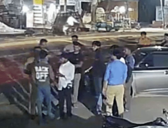 एटा में पुलिसकर्मी की दबंगई का वीडियो वायरल, युवक से सड़क पर मारपीट का आरोप, अधिकारियों ने बैठाई जांच 