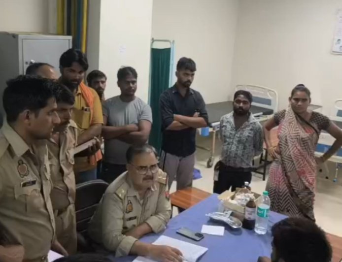 एटा में महिला ने मेडिकल कॉलेज कर्मचारी को सबके सामने चप्पलों से पीटा, कूलर में पानी भरने के दौरान हुई गलतफहमी ने लिया विवाद का रूप, मचा हंगामा