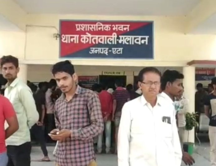 एटा में हथियारों का खुला प्रदर्शन! तमंचे-राइफल से ताबड़तोड़ फायरिंग का वीडियो वायरल, जांच में जुटी पुलिस