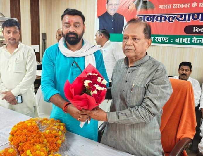 पूर्व मंत्री के स्वागत मंच पर दिखे जिला बदर ब्लॉक प्रमुख, प्रतापगढ़ DM ने लिया बड़ा एक्शन, 8 गंभीर मुकदमों के बीच 6 महीने तक जिले में एंट्री बैन