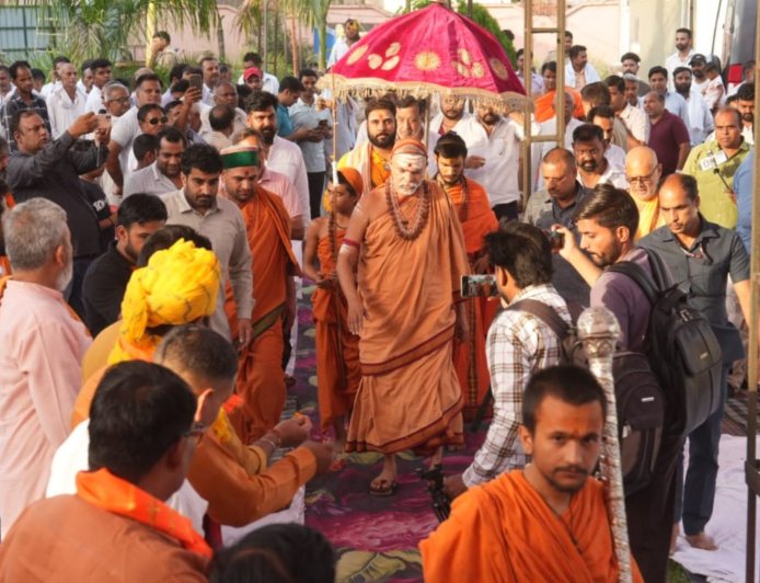 'पहली रोटी गाय को... लेकिन वोट उसके नाम पर नहीं', मुजफ्फरनगर में शंकराचार्य ने उठाए गौरक्षा और मतदान पर सवाल, बोले- दान की तरह सोच-समझकर दें वोट