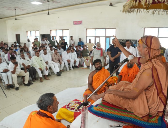 "गाय को माता नहीं मानने वाली सरकार को हटाना होगा", मुरादाबाद में शंकराचार्य का बड़ा हमला, योगी सरकार पर उठाए सवाल