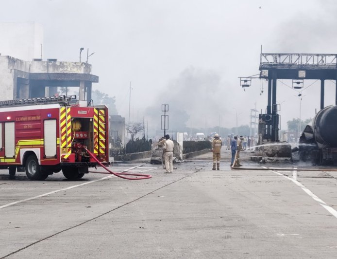 कौशांबी टोल प्लाजा पर LPG टैंकर बना आग का गोला, ड्राइवर का मिला कंकाल, कई टोल कर्मचारी लड़ रहे जिंदगी की जंग 