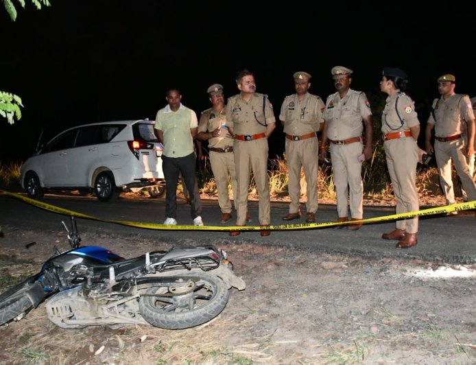 कासगंज में देर रात पुलिस-बदमाशों के बीच मुठभेड़, तीन आरोपी हुए गिरफ्तार, लूट की बाइक और अवैध हथियार बरामद