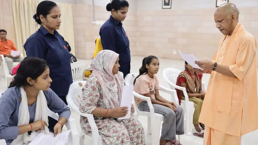 जनता दर्शन में बच्ची की गुहार सुनते ही भावुक हुए सीएम योगी… BTech पढ़ने का सपना पूरा करने का दिया भरोसा