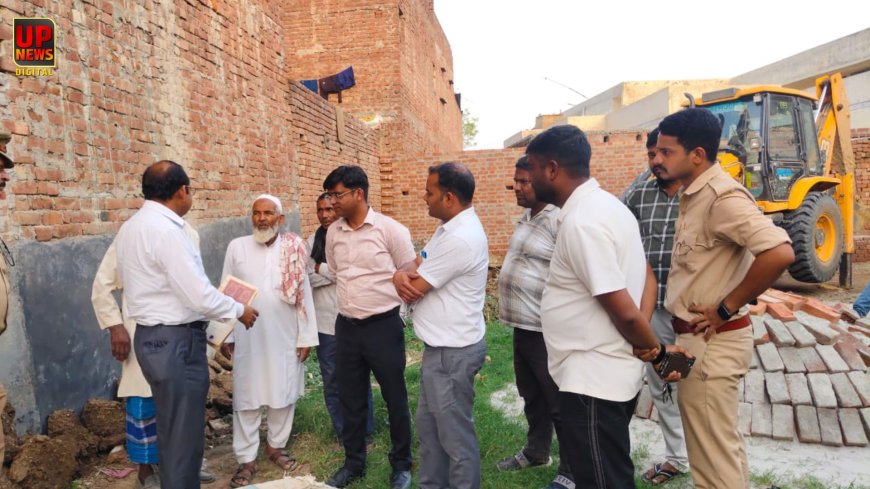 स्कूल के पास ग्राम समाज की जमीन पर अवैध कब्जा, प्रशासन ने चलाया बुलडोजर, कासगंज में जांच के बाद 6 बिस्वा भूमि कराई मुक्त