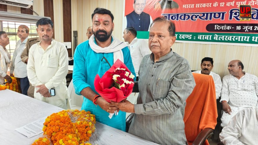 पूर्व मंत्री के स्वागत मंच पर दिखे जिला बदर ब्लॉक प्रमुख, प्रतापगढ़ DM ने लिया बड़ा एक्शन, 8 गंभीर मुकदमों के बीच 6 महीने तक जिले में एंट्री बैन