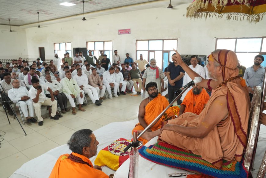 "गाय को माता नहीं मानने वाली सरकार को हटाना होगा", मुरादाबाद में शंकराचार्य का बड़ा हमला, योगी सरकार पर उठाए सवाल
