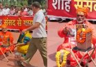 संसद परिसर में चढ़ावा चोरी पर सियासी ड्रामा, साधु बने पप्पू यादव की दानपेटी में राहुल गांधी ने डाले रुपए, चोरी करने पर सपा सांसदों ने पकड़कर पीटा 