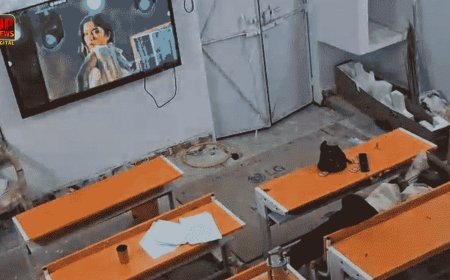 महोबा में हेडमास्टर की शर्मनाक हरकत! स्मार्ट क्लास में अश्लील गाना चलाकर बेंच पर सोए, ग्रामीणों की शिकायत के बाद जांच हुई शुरू