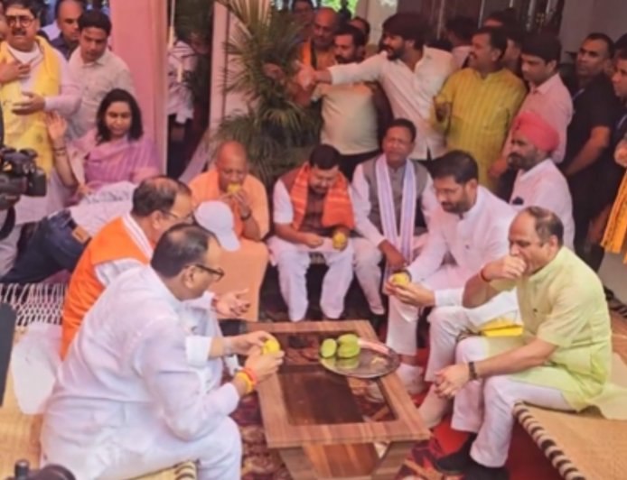 चारपाई पर बैठ नितिन नबीन संग सीएम योगी ने खाए आम, 2027 से पहले यूपी भाजपा ने दिए बड़े संकेत, राष्ट्रीय अध्यक्ष के दौरे पर बढ़ी सियासी गरमाहट 