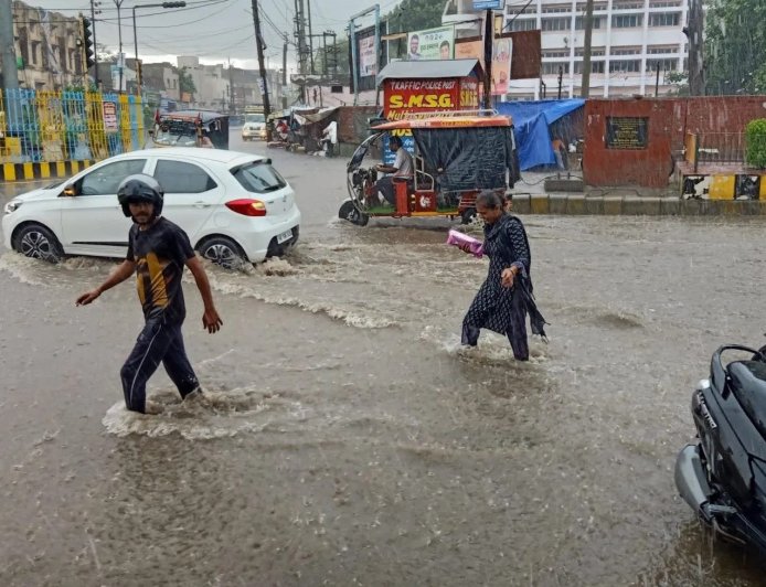 यूपी के कई जिलों में भारी बारिश का कहर, जलभराव के बीच इस जिले में 12वीं तक के स्कूल बंद, यूपी के 75 जिलों में अलर्ट