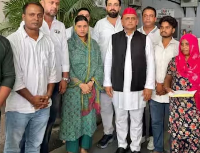 ललिता हत्याकांड पर गरमाई यूपी की सियासत, इकरा हसन ने पीड़ित परिवार को अखिलेश से मिलवाया, सपा मुखिया बोले- सदन में उठाएंगे मामला,