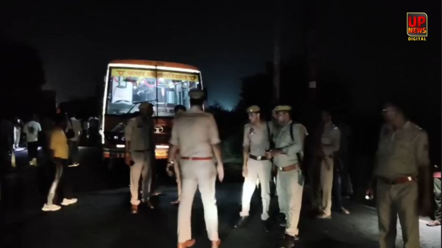 एटा में सड़क किनारे खड़ी रोडवेज बस में कंटेनर घुसा, 5 यात्रियों की मौत, 12 हुए घायल, बस खराब होने पर नीचे उतरे थे यात्री