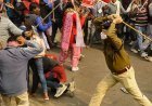 झारखंड में प्रदर्शन कर रहे छात्रों पर पुलिस ने किया लाठीचार्ज,  वाटर कैनन से खदेड़ा, बैरिकेडिंग पर चढ़े प्रदर्शनकारी, सड़क पर बिखरी चप्पलें