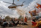 कांवड़ियों पर फूल बरसाने आए हेलिकॉप्टर ने मचाया कहर, सड़क पर गिरे बाइक सवार, पोस्टर फटे, झांसी में सुरक्षा मानकों को लेकर उठे सवाल