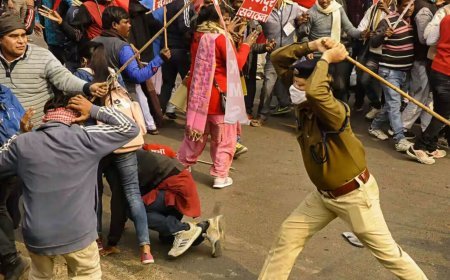 झारखंड में प्रदर्शन कर रहे छात्रों पर पुलिस ने किया लाठीचार्ज,  वाटर कैनन से खदेड़ा, बैरिकेडिंग पर चढ़े प्रदर्शनकारी, सड़क पर बिखरी चप्पलें