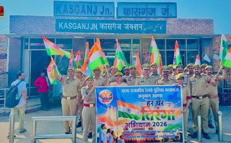 कासगंज जंक्शन पर तिरंगे के साथ निकली जीआरपी की यात्रा, गूंजे भारत माता की जय के नारे,यात्रियों में दिखा देशभक्ति का उत्साह