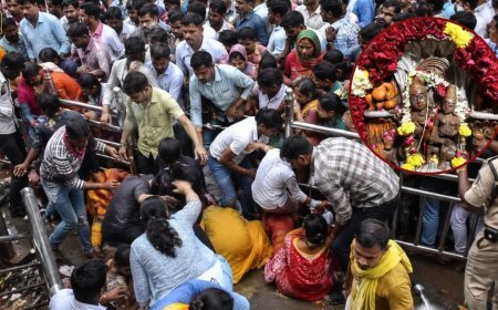 महाकाल परिसर में श्रद्धालुओं की उमड़ी भीड़, भगदड़ जैसे बने हालात, 13 की बिगड़ी तबीयत, साल में एक दिन खुलता है नागचंद्रेश्वर मंदिर 