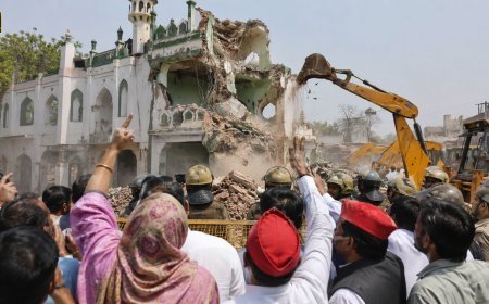 सिद्धार्थनगर में 59 साल पुराने मस्जिद-मदरसे पर चला बुलडोजर, 2 घंटे में ढहा 60 फीसदी हिस्सा, सपा विधायक समेत कार्यकर्ताओं से पुलिस की हुई धक्का-मुक्की