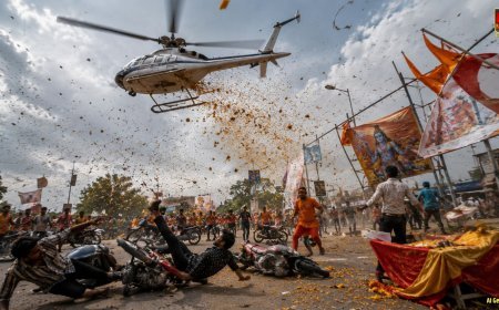 कांवड़ियों पर फूल बरसाने आए हेलिकॉप्टर ने मचाया कहर, सड़क पर गिरे बाइक सवार, पोस्टर फटे, झांसी में सुरक्षा मानकों को लेकर उठे सवाल