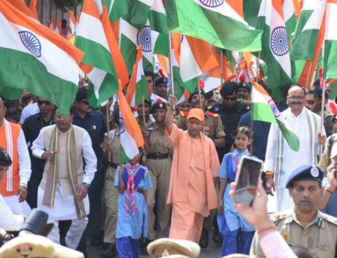 लखनऊ में तिरंगा लेकर 2 किमी पैदल चले सीएम योगी, यात्रा में 30 हजार लोग हुए शामिल, सीएम बोले-  राष्ट्रगीत और राष्ट्रगान का अपमान नहीं चलेगा