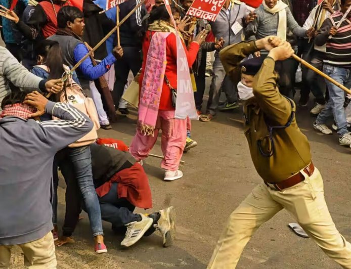 झारखंड में प्रदर्शन कर रहे छात्रों पर पुलिस ने किया लाठीचार्ज,  वाटर कैनन से खदेड़ा, बैरिकेडिंग पर चढ़े प्रदर्शनकारी, सड़क पर बिखरी चप्पलें