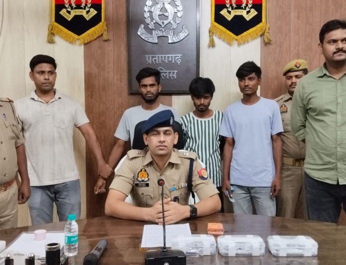पार्सल डिलीवरी के नाम पर ठगी, WhatsApp हैक कर रिश्तेदारों से मांगते थे पैसे, 15 राज्यों में 80 शिकायतों से जुड़े 3 साइबर ठग गिरफ्तार