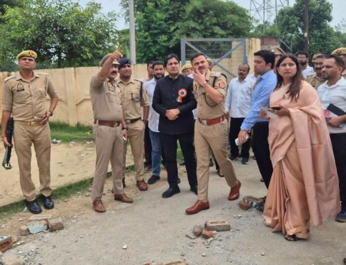 संभल में स्वतंत्रता दिवस के जश्न के बीच हादसा, स्कूल का छज्जा गिरने से बच्चे की मौत, कार्यक्रम छोड़कर मौके पर पहुंचे DM-SP
