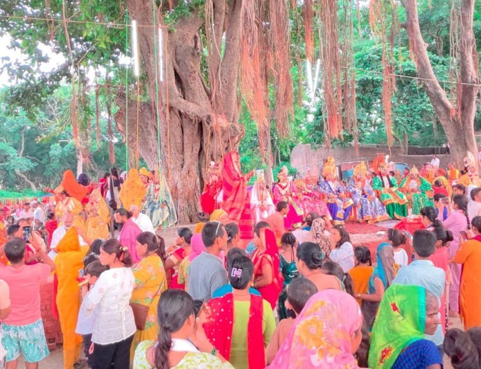 500 साल बाद मंदिर से बाहर निकले रामलला, कुबेर टीला पर हुआ झूला बिहार, जय श्रीराम के जयघोष से गूंज उठी रामनगरी