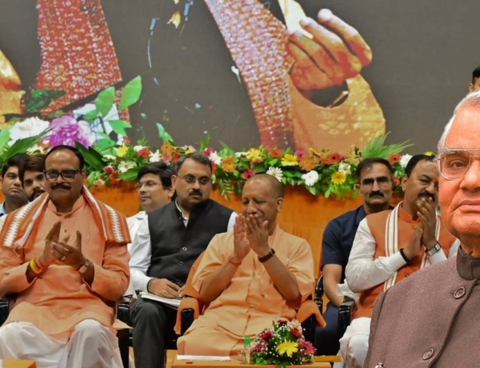 अटल स्मृति संध्या में कवि ने मांगा पानी तो बोतल लेकर दौड़े डिप्टी सीएम, कार्यक्रम में सीएम योगी बोले- सहज थे, लेकिन इरादों में अटल थे