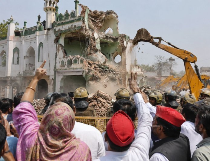 सिद्धार्थनगर में 59 साल पुराने मस्जिद-मदरसे पर चला बुलडोजर, 2 घंटे में ढहा 60 फीसदी हिस्सा, सपा विधायक समेत कार्यकर्ताओं से पुलिस की हुई धक्का-मुक्की