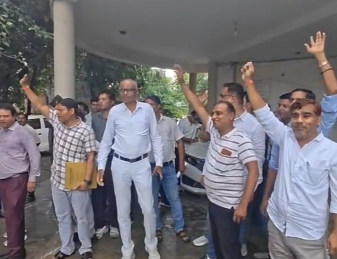 फतेहपुर में NHM कर्मचारियों का सीएमओ कार्यालय पर सामूहिक ज्ञापन, बोले- मानदेय से ट्रांसफर तक कई समस्याएं, GRC बैठक न होने पर भी उठाए सवाल