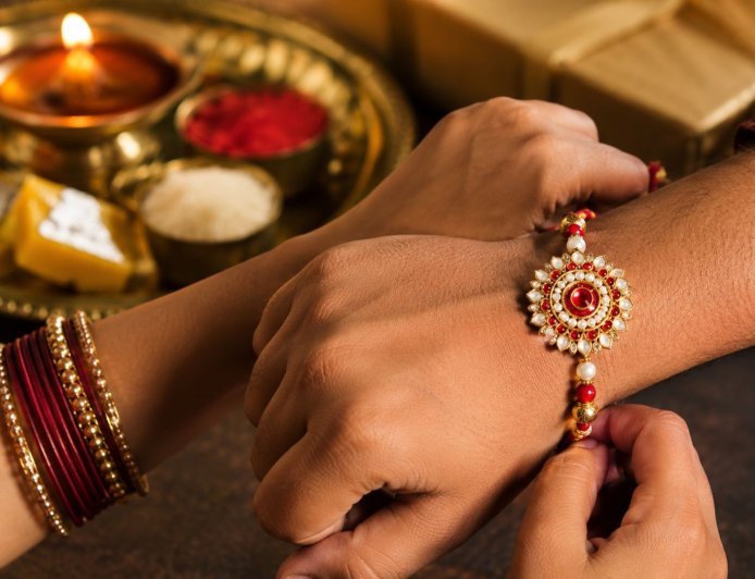 इस बार कब मनाया जाएगा रक्षाबंधन का त्यौहार, कितने बजे तक बहन भाई को बांध सकती है राखी, जानिए राहुकाल और शुभ संयोग की पूरी कहानी  