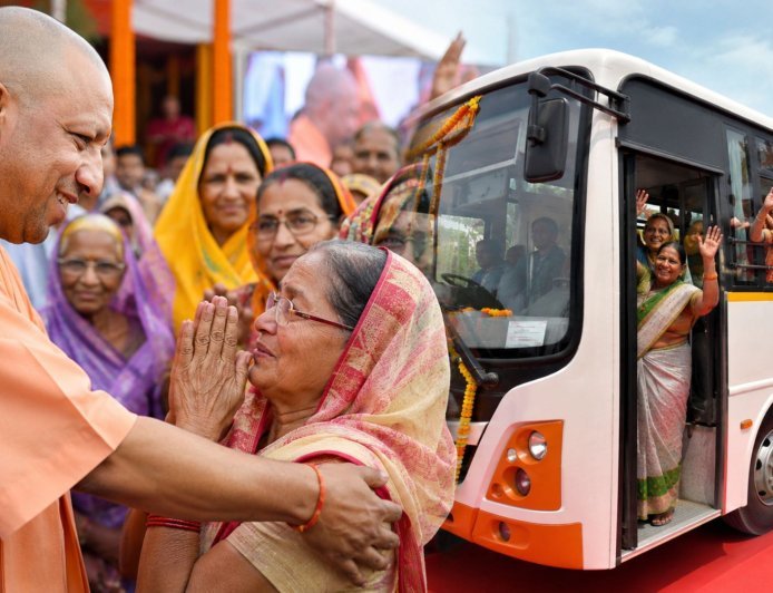 यूपी में 60 साल से ज्यादा की उम्र की महिलाओं का रोडवेज सफर फ्री,  सीएम योगी से रोते हुए बोलीं बुजुर्ग महिला- अब परिवार वालों के सहारे नहीं रहना पड़ेगा