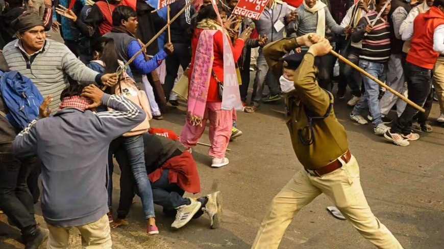 झारखंड में प्रदर्शन कर रहे छात्रों पर पुलिस ने किया लाठीचार्ज,  वाटर कैनन से खदेड़ा, बैरिकेडिंग पर चढ़े प्रदर्शनकारी, सड़क पर बिखरी चप्पलें