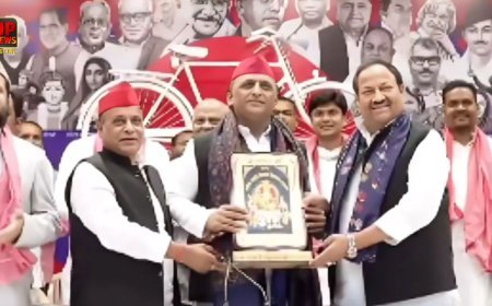 अखिलेश ने फिर पहना नीला गमछा, एक्सप्रेसवे पर सरकार को घेरा, 13 साल बाद सपा में लौटे पूर्व मंत्री राम आसरे कुशवाहा