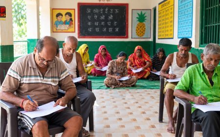 नाती-पोतों को स्कूल भेजते थे, अब खुद बने परीक्षार्थी, अमेठी में 289 बुजुर्गों ने दी साक्षरता परीक्षा