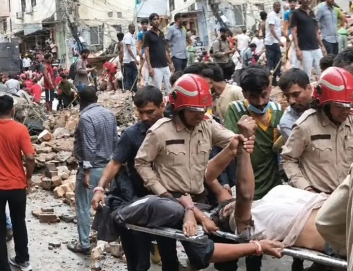 दिल्ली में 5 मंजिला इमारत भरभराकर गिरी, 1 की हुई मौत, सत्य निकेतन में मलबे में कई छात्र फंसेम, मौके पर पहुंची 12 रेस्क्यू टीमें