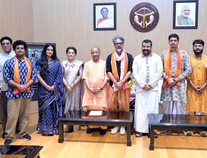 हनुमान अंश की टीम ने CM योगी से की मुलाकात, फिल्म की दिखाई झलकियां, शोभिनव बोले- शूटिंग के दौरान मंदिर में रुका, गांव वालों का खाया खाना