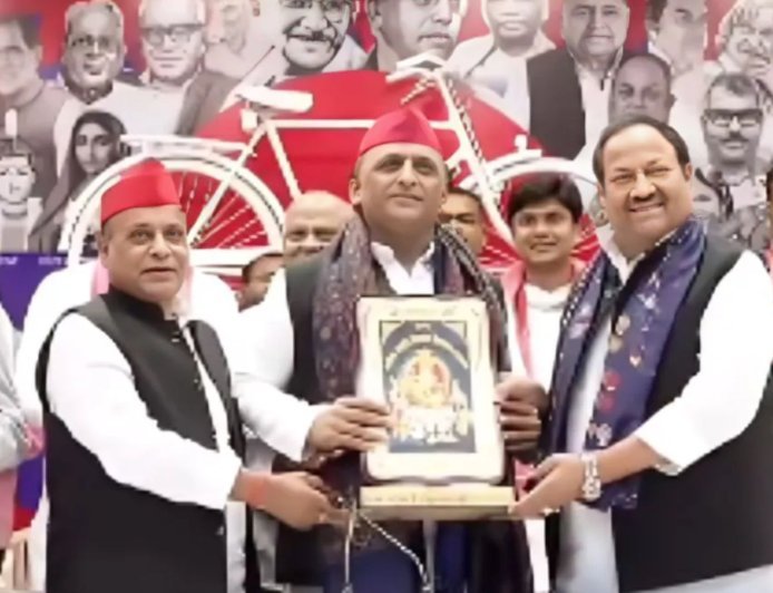 अखिलेश ने फिर पहना नीला गमछा, एक्सप्रेसवे पर सरकार को घेरा, 13 साल बाद सपा में लौटे पूर्व मंत्री राम आसरे कुशवाहा