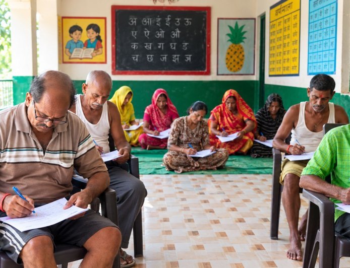 नाती-पोतों को स्कूल भेजते थे, अब खुद बने परीक्षार्थी, अमेठी में 289 बुजुर्गों ने दी साक्षरता परीक्षा